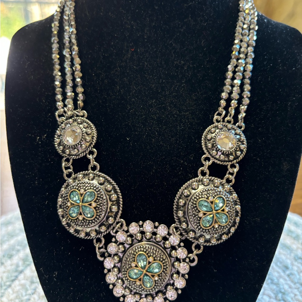 NWOT Ginger Snaps Facet Statement Necklace
Size 18”-21”